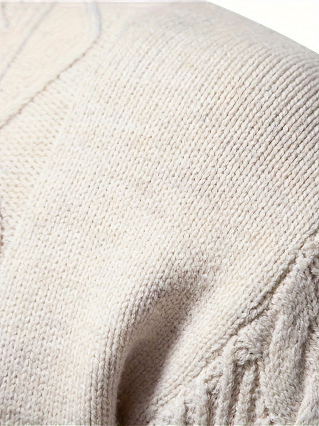 Mens cable knit sweater in Cream, close-up of the ribbed shoulder