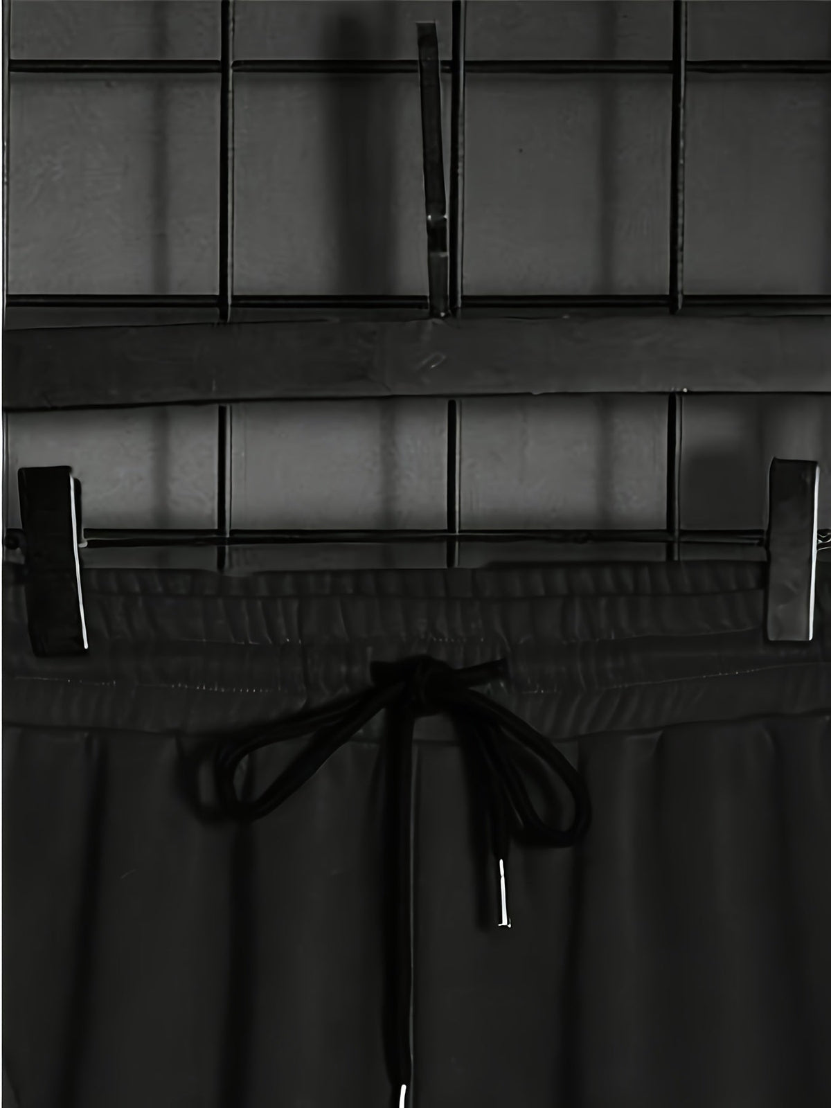 Mens tracksuit in Taupe Black, close-up of the drawstring waist
