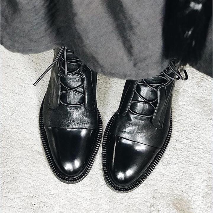 Womens lace up boots in Black, close-up of the polished cap toe